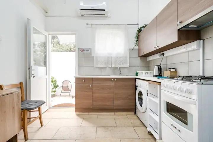 Cozy And Traditional - Ec Studios Larnaca Bagian luar foto
